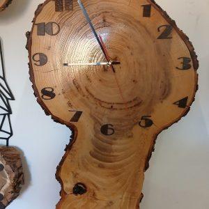 Uhr aus Holz mit Rinde