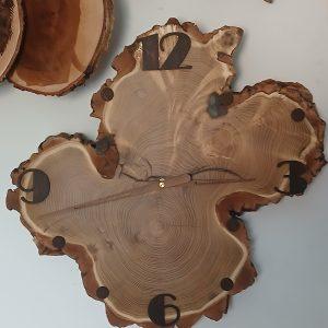 Uhr aus Akazienscheiben mit Rinde