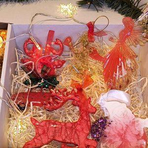 Weihnachtsdekorationen (Auto mit Tannenbaum)