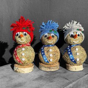 Niedliche, handgefertigte Heu-Schneemänner (18cm)